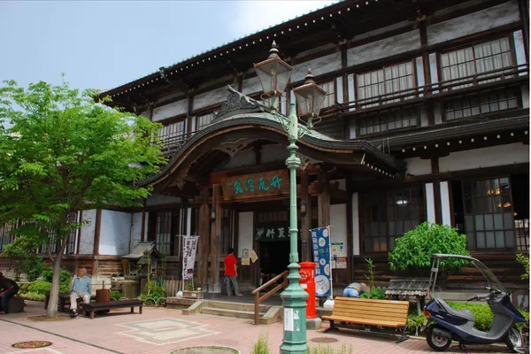 別府と湯布院の宿泊地を比較するときの別府市街と湯けむりの風景