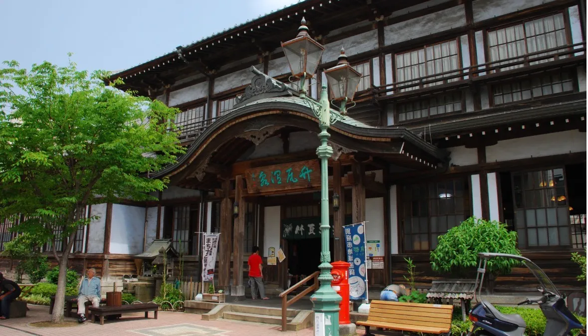 別府と湯布院の宿泊地を比較するときの別府市街と湯けむりの風景