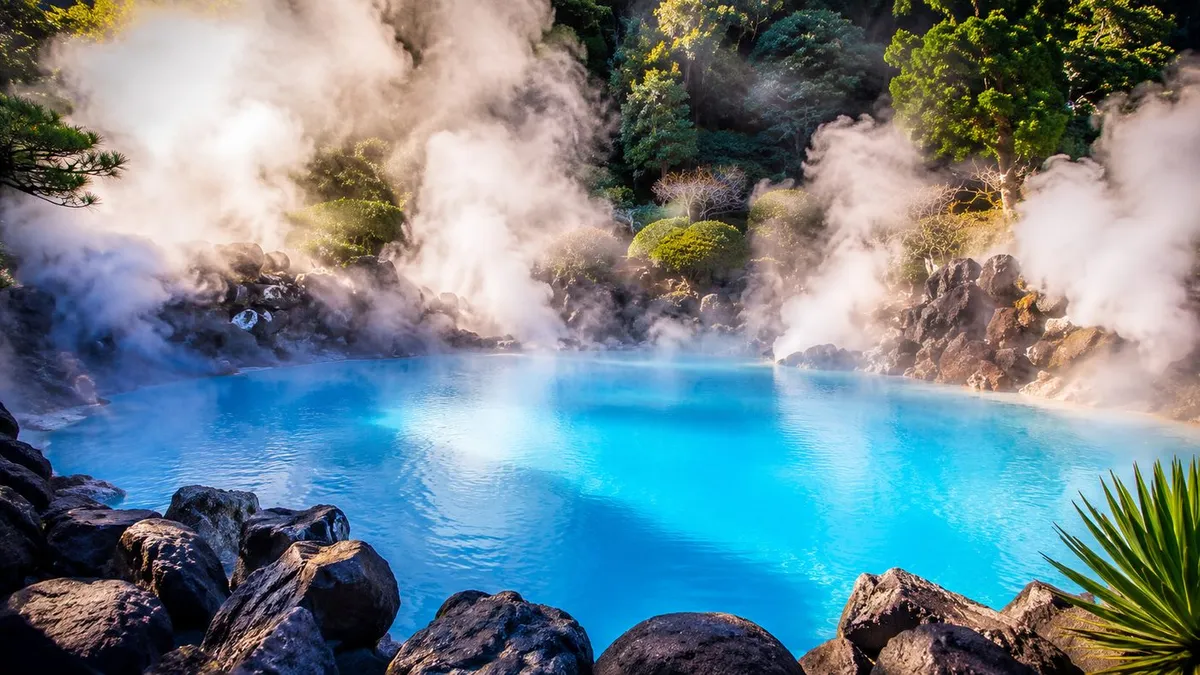 コバルトブルーの湯をたたえる海地獄の風景