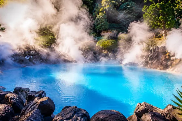 コバルトブルーの湯をたたえる海地獄の風景