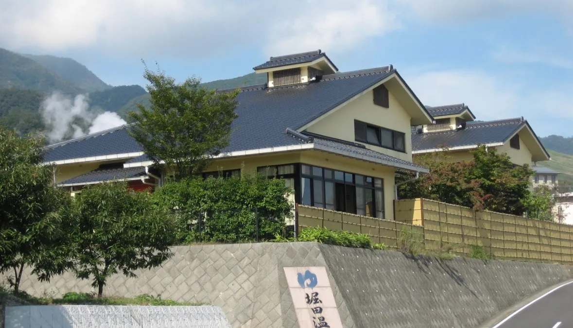 堀田温泉の建物と山あいの静かな風景