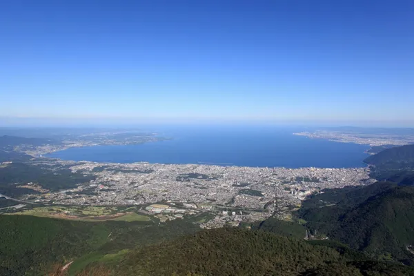 鶴見岳山頂から見下ろす別府湾と市街地の眺め